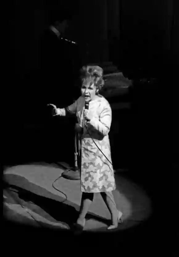 Brenda Lee tritt 1965 auf einer Pariser Bühne auf