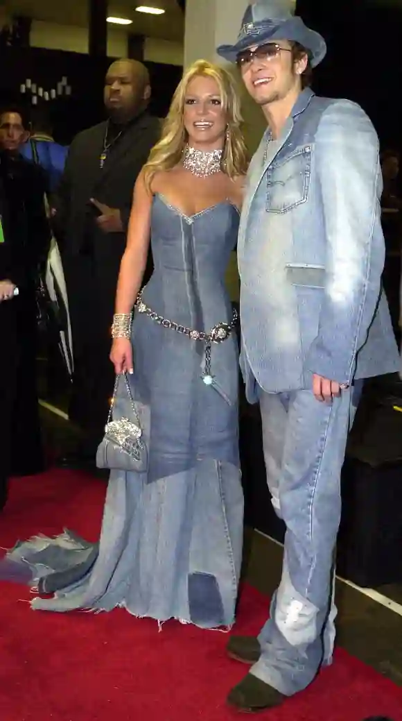 Popstar Britney Spears und ihr damaliger Freund, Sänger Justin Timberlake, bei den 28. Annual American Music Awards 2001