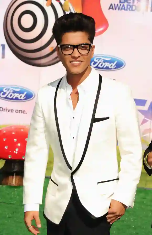 Bruno Mars sieht mit seiner Brille richtig cool aus