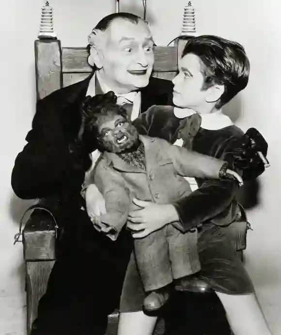 Al Lewis, Butch Patrick, Die Munsters, ca. 1964, CBS. (THA Aktenzeichen 34408-030THA) PUBLICATIONxINxGERxSUIxAUTxONLY