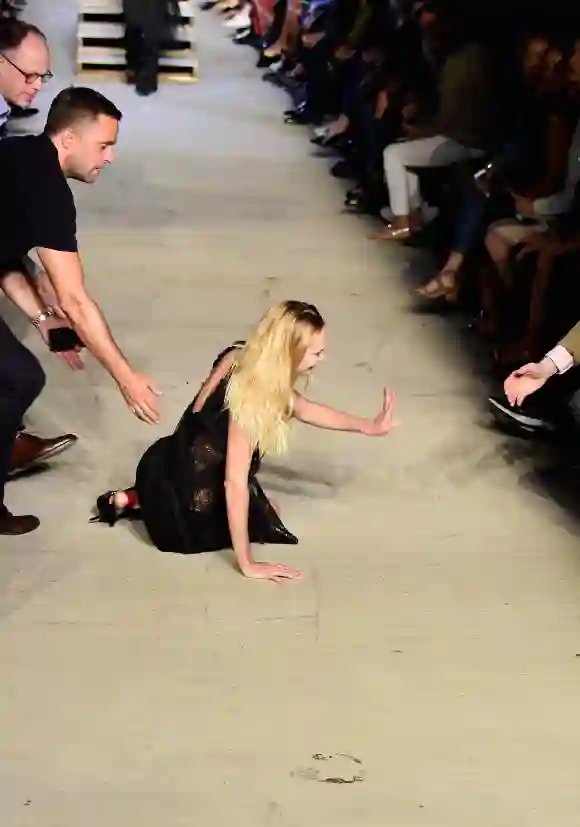 Supermodel Candice Swanepoel rutscht auf dem Laufsteh der New York Fashion Week aus