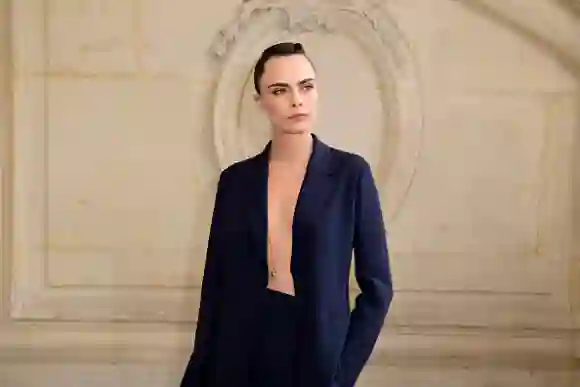 Cara Delevingne bei der Pariser Fashion Week
