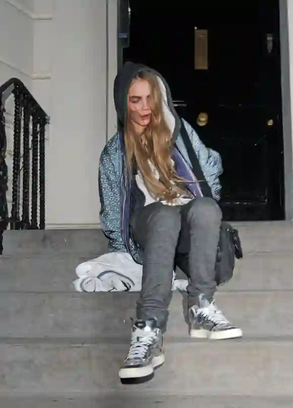 Cara Delevingne rutscht auf der Treppe aus