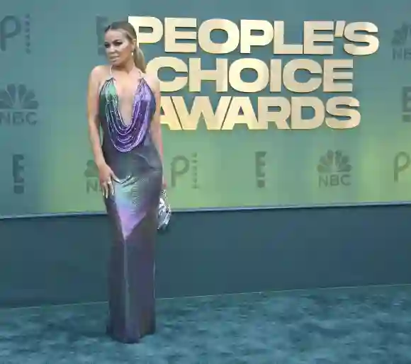 Carmen Electra besucht die People s Choice Awards im Barker Hangar in Santa Monica, Kalifornien am Sonntag, 1. Februar