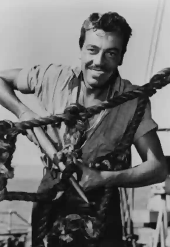 Schauspieler Cesar Romero auf einem Schiff während seiner Zeit bei der Küstenwache, circa 1943.