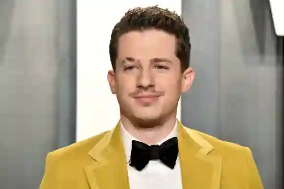 Charlie Puth nimmt an der Vanity Fair Oscar Party 2020 teil