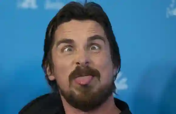 Christian Bale zieht eine Grimasse