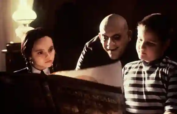 Christina Ricci, Christopher Lloyd und Jimmy Workman in "Die Addams Family"