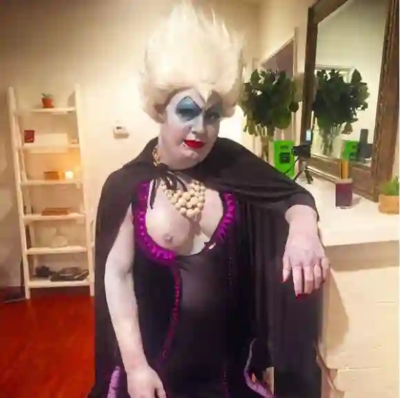 Colton Haynes als "Ursula" an Halloween 2015