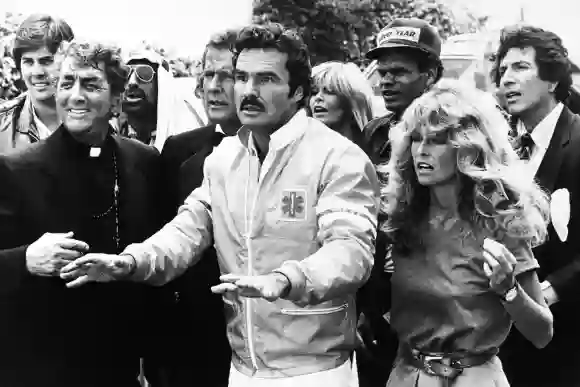 Dean Martin, Roger Moore, Burt Reynolds und Farrah Fawcett in „Auf dem Highway ist die Hölle los“