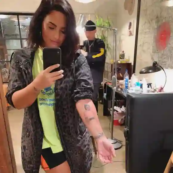 Demi Lovato mit ihrem neuen Tattoo