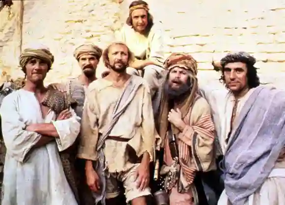Die „Monty Python“-Truppe um Eric Idle (hinten) am Set von „Das Leben des Brian“