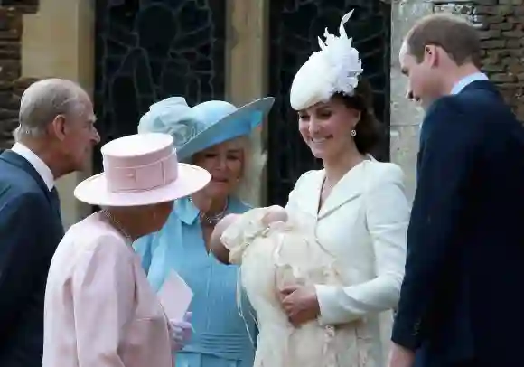 Prinz Philip, Königin Elisabeth II., Camilla Parker-Bowles, Prinz William, Kate Middleton und Prinzessin Charlotte bei der royalen Taufe