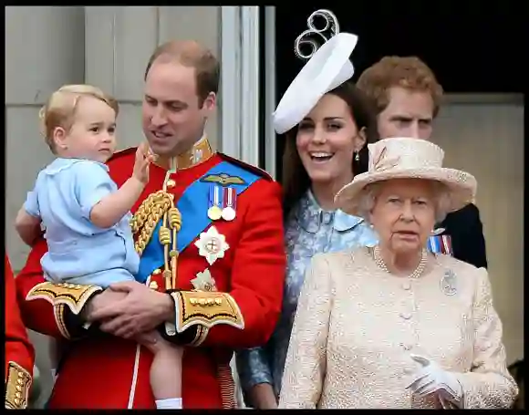 Die britischen Royals auf dem Balkon des Buckingham Palace: Prinz George, Prinz William, Kate Middleton, Königin Elisabeth