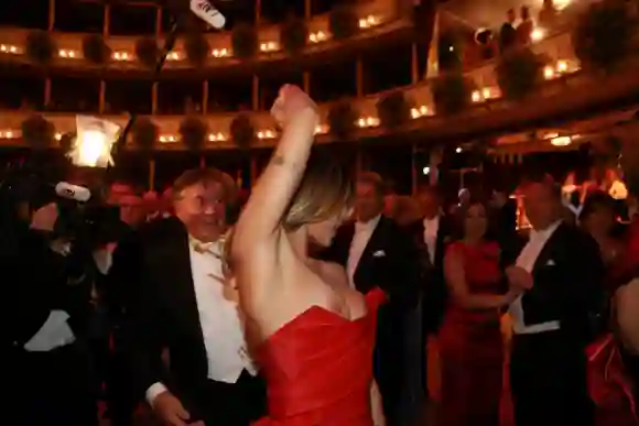 Elisabetta Canalis Nippelblitzer auf dem Wiener Opernball