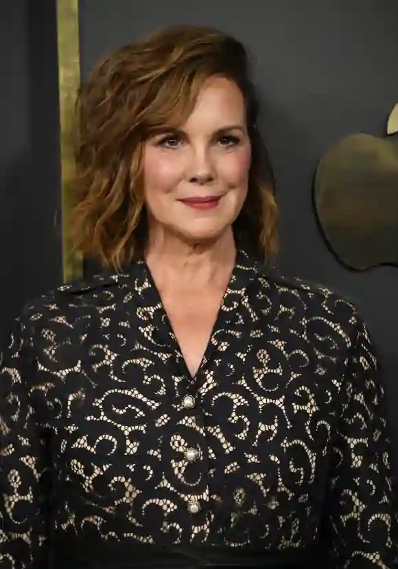 Elizabeth Perkins besucht die Premiere von „Truth Be Told“ von Apple TV+