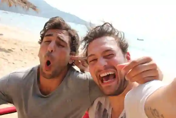 Elyas M'Barek und Marcel in einer Drehpause zu dem Film "Fack ju Göhte 2"