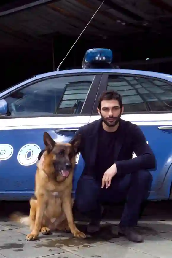 Francesco Arca zusammen mit dem Serienhund „Rex”