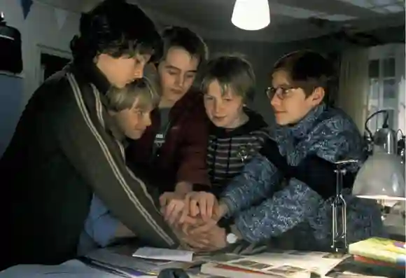 Hauke Diekamp, Hans Broich-Wuttke, Philipp Peters-Arnold), Frederick Lau und Francois Göske 2002 im Film „Das filegende Klassenzimmer“