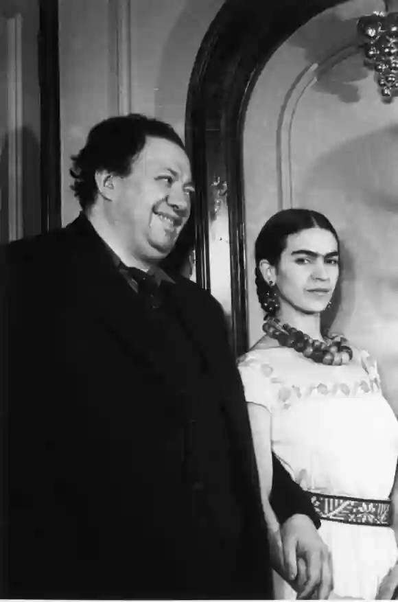 Frieda und Diego Kahlo vor einer Tür um 1932