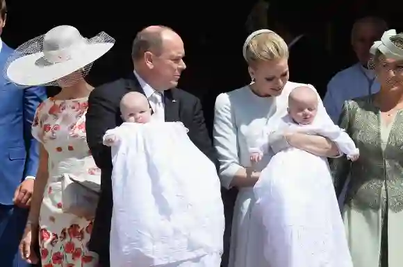 Fürst Albert, Fürstin Charlène und die Zwillinge Gabriella und Jacques an der Taufe