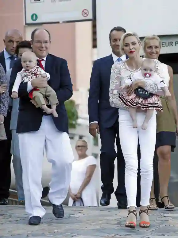 Fürst Albert II von Monaco mit Fürstin Charlene und ihren Zwillingen Jaques und Gabriella