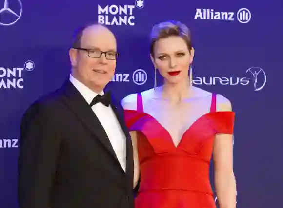 Fürst Albert und Fürstin Charlène Laureus World Sports Awards roter Teppich rotes Kleid schön