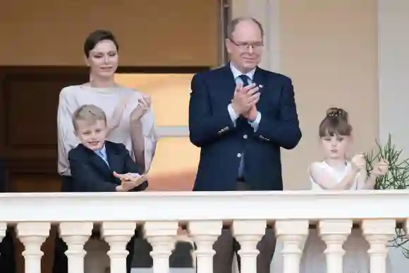 Fürstin Charlène und Fürst Albert mit ihren Kindern