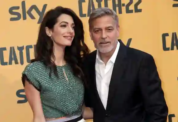 Amal Alamuddin und George Clooney bei einer Veranstaltung für „Catch-22“