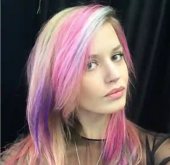 Georgia May Jagger trägt ihre Haare jetzt in Regenbogenfarben