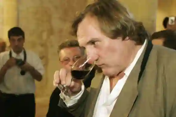 Gerard Depardieu gönnt sich ein Glas Rotwein