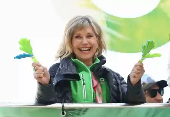 Olivia Newton-John nimmt am jährlichen Wellness Walk und Forschungslauf teil