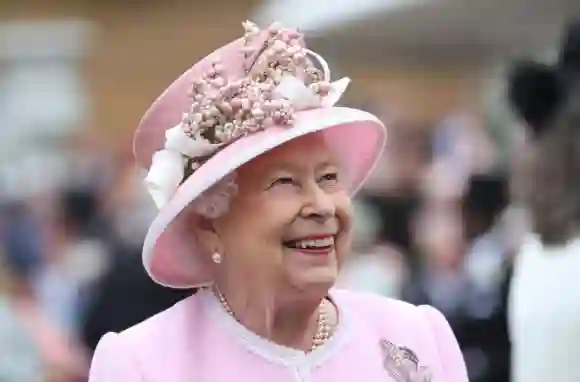 Königin Elisabeth II. bei einer Gartenparty im Buckingham Palace