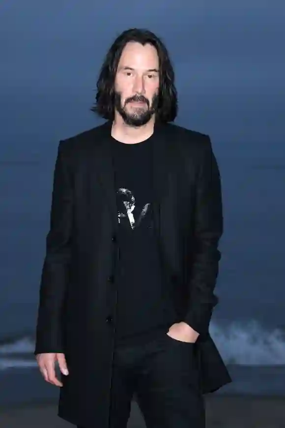 Keanu Reeves kommt zur Start-und Landebahn-Show der Saint Laurent Herren im Frühjahr und Sommer 2020.