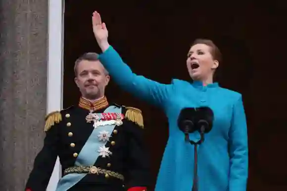 König Frederik und Mette Frederiksen bei der Proklamation