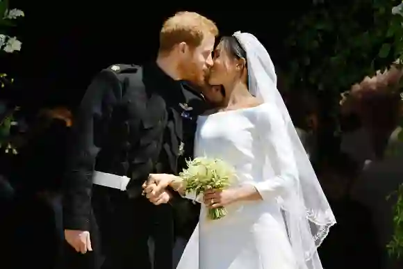 Herzogin Meghan und Prinz Harry küssen sich nach der Trauung