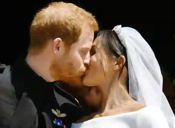Prinz Harry und Meghan Markle küssen sich nach der Trauung