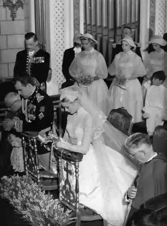Grace Kelly und Fürst Rainer III. von Monaco vor dem Altar