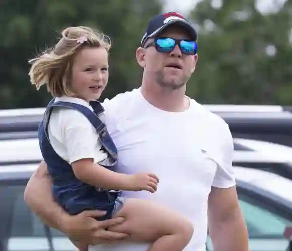 Auf dem Foto ist Mia Tindall mit ihrem Ex-Rugby-Star-Papa Mike Tindall zu sehen.