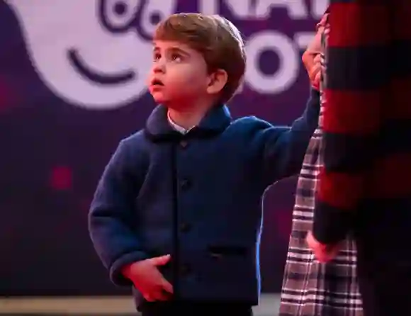 Hier sehen wir keinen Geringerer als Prinz Louis, der jüngere Bruder von Prinzessin Charlotte. Er ist das dritte Kind von William und Kate und somit ein weiterer Urenkel von der britischen Königin.