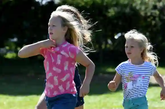 Die beiden Ältesten sind die Schwestern Savannah und Isla Phillips. Die 10-jährige Savannah war das erste Urenkelkind der Queen, geboren 2010. Ihre 9-jährige Schwester Isla wurde 2009 geboren. Sie sind die Kinder von Peter Phillips, dem Sohn von Prinzessin Anne.