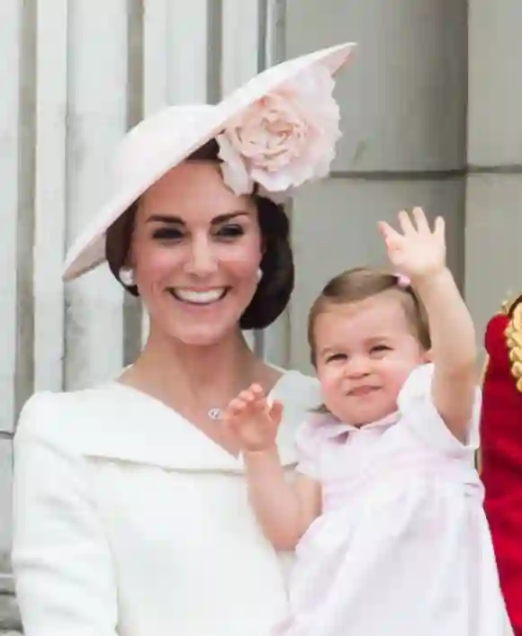 Herzogin Catherine und Prinzessin Charlotte auf dem Balkon des Buckingham Palace
