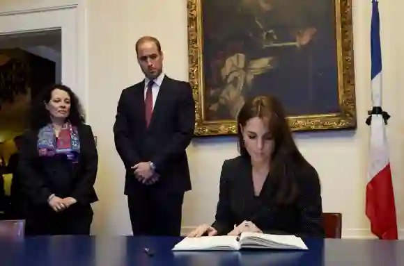 Herzogin Kate und Prinz William tragen sich ins Kondolenzbuch der Opfer von Paris ein