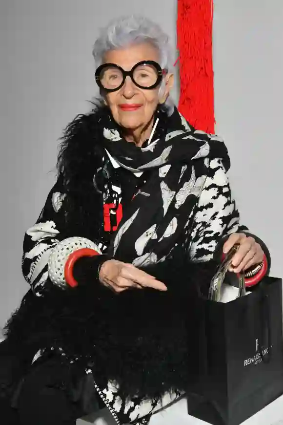 Iris Apfel nimmt an der Modenschau der Calvin Klein Collection während der New York Fashion Week teil.