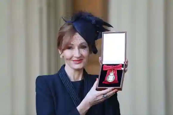 J.K. Rowling bei ihrer Investiturzeremonie im Rahmen der Ehrengesellschaft des Herzogs von Cambridge William im Jahr 2017