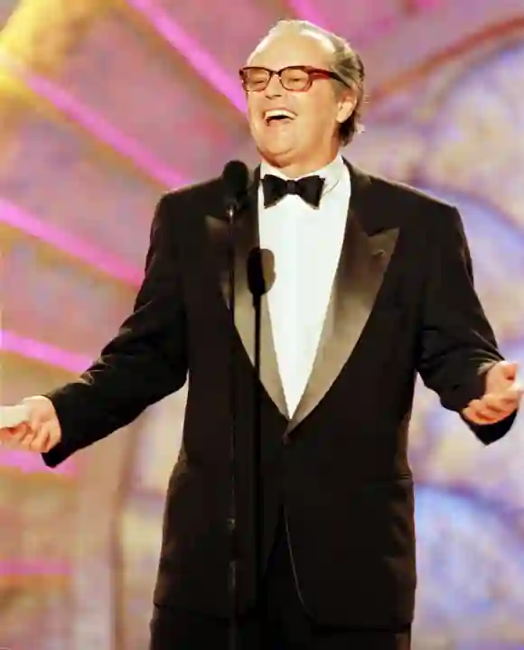 Jack Nicholson nimmt den Cecil B. Demille Award für sein Lebenswerk während der 56. jährlichen Golden Globe Awards in Beverly Hills, CA, am 24. Januar 1999 entgegen.