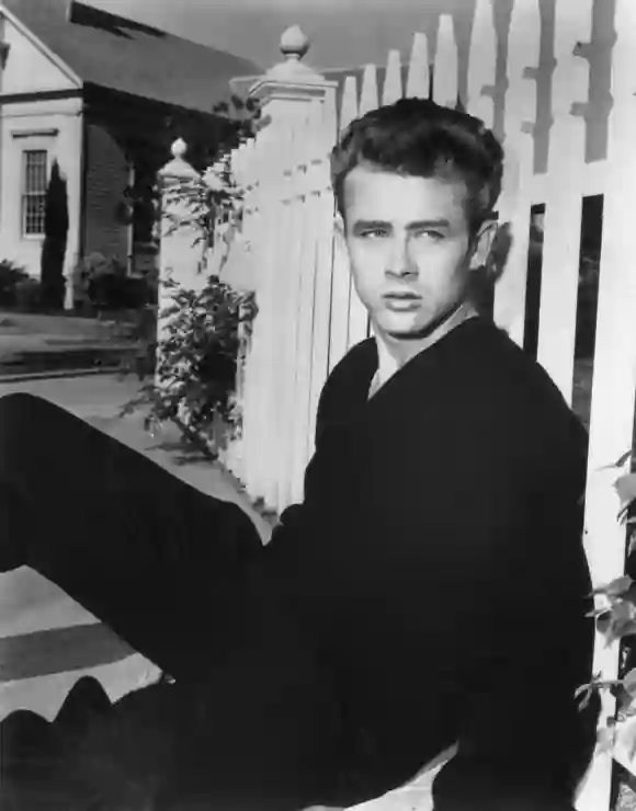 James Dean (1931–1955) während der Dreharbeiten zu  „… denn sie wissen nicht, was sie tun“. Tragischer tödlicher Autounfall.