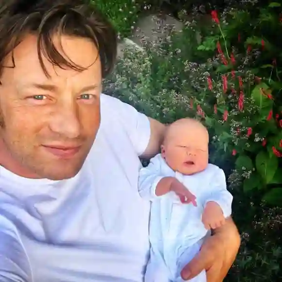 Jamie Oliver hält sein Söhnchen im Arm