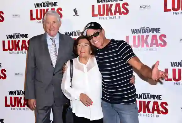 Jean-Claude Van Damme mit seiner Mutter Eliana Van Varenbergh und seinem Vater Eugene Van Varenbergh bei der "Lukas"-Premiere