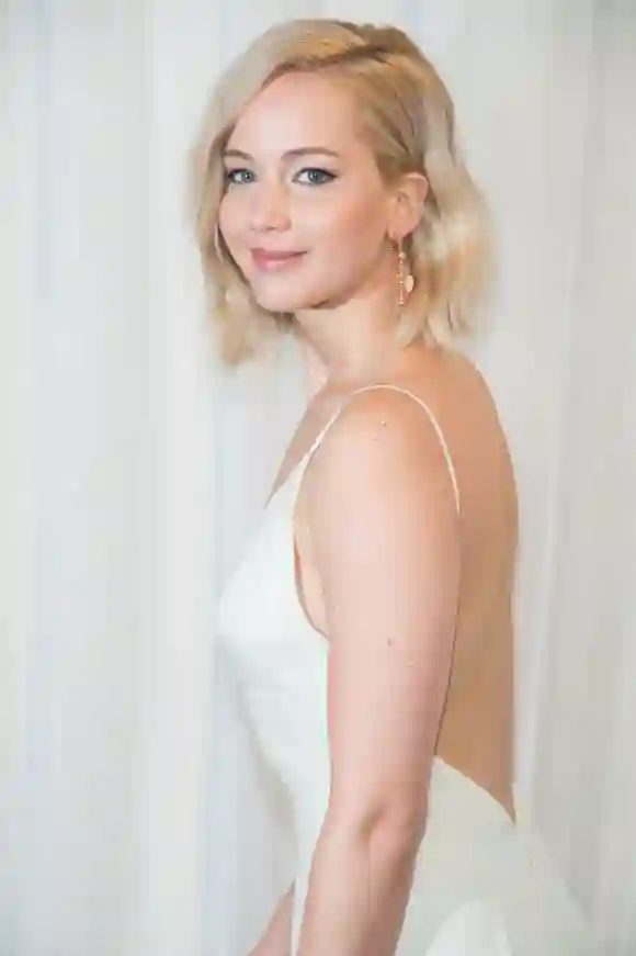 Jennifer Lawrence zeigt ihren Rücken